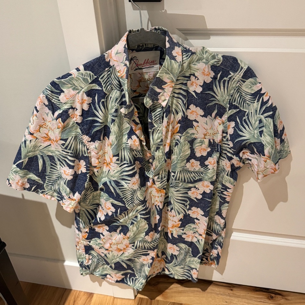 Chubbie's Size Medium Men's Floral 1/4 button shirt